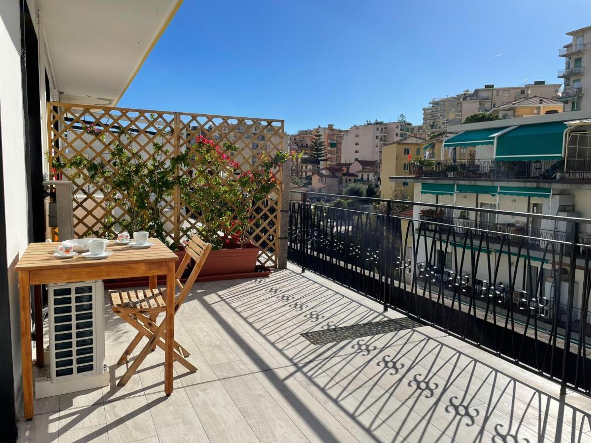 Wh - Cuore Home - Attico Monolocale Con Parcheggio Gratuito - 5 Minuti Dal Centro - Wifi Sanremo Luaran gambar